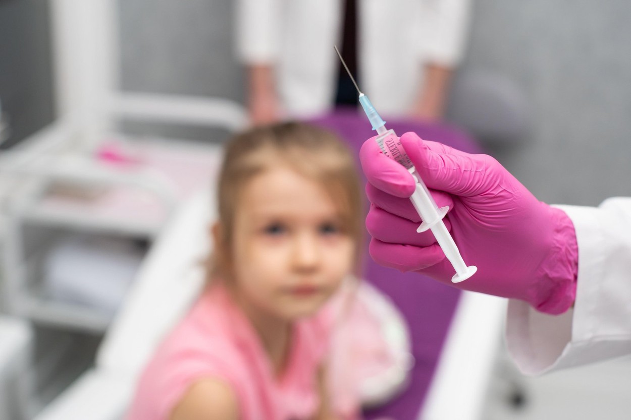 Ministerul Sănătăţii: În şcoli, vaccinarea nu va fi obligatorie, dar copiii nevaccinaţi trebuie să rămână la domiciliu, până la stingerea focarului