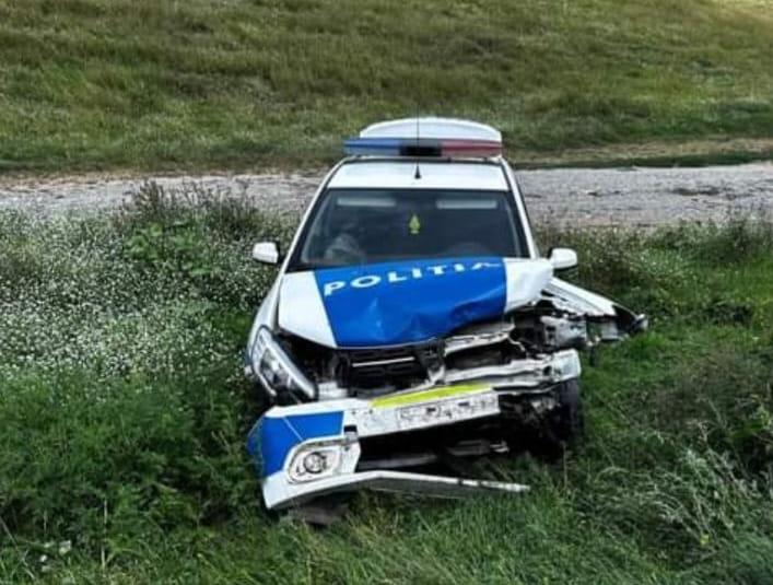 Maşină de poliţie izbită la Tulcea de un şofer din Galaţi
