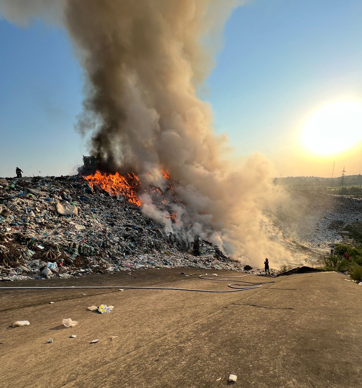 FOTO/VIDEO: Incendiu la groapa de gunoi din Galați