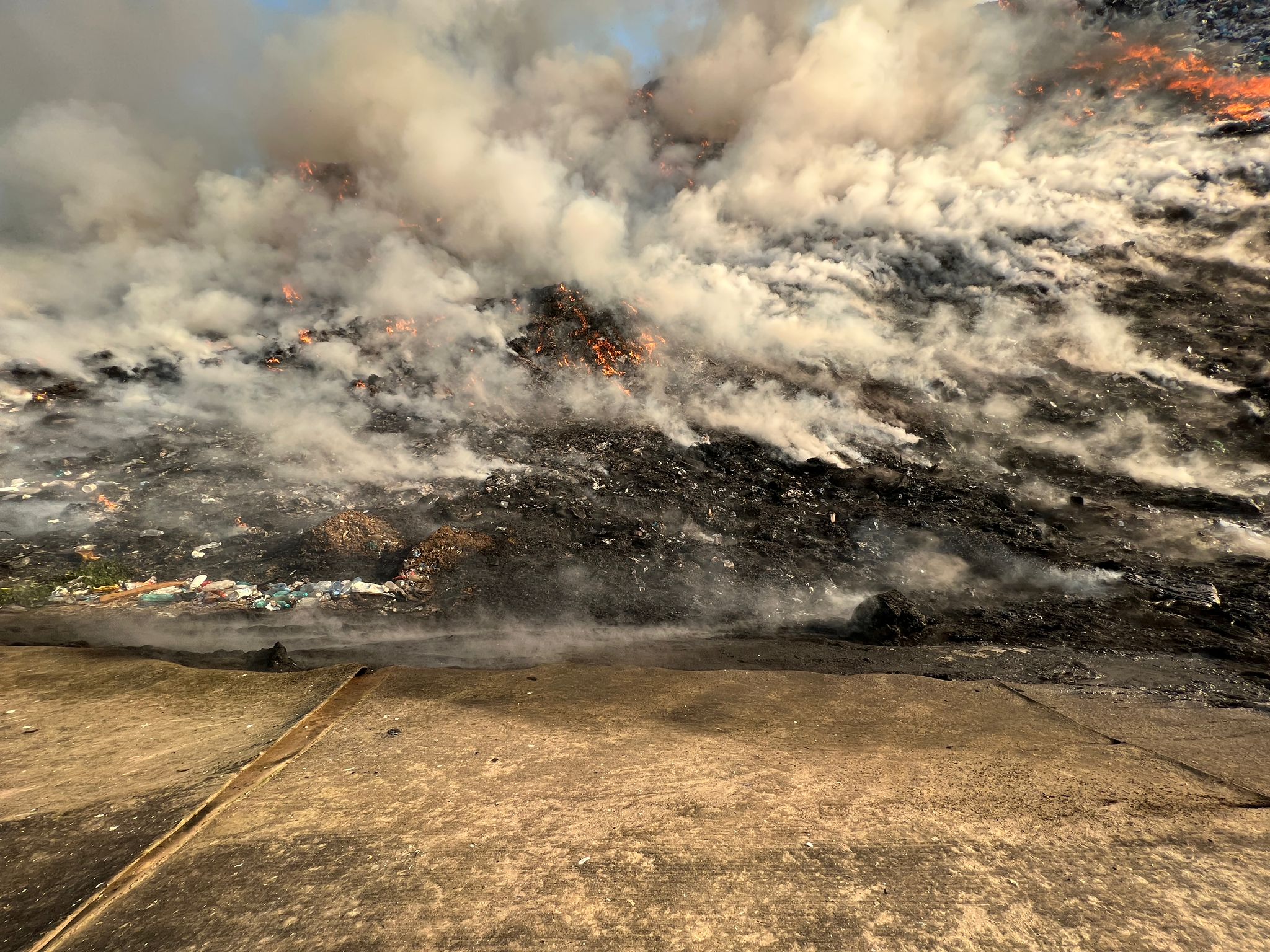 UPDATE: Incendiul de la groapa de gunoi din Galați, lichidat. SP Ecosal supraveghează zona