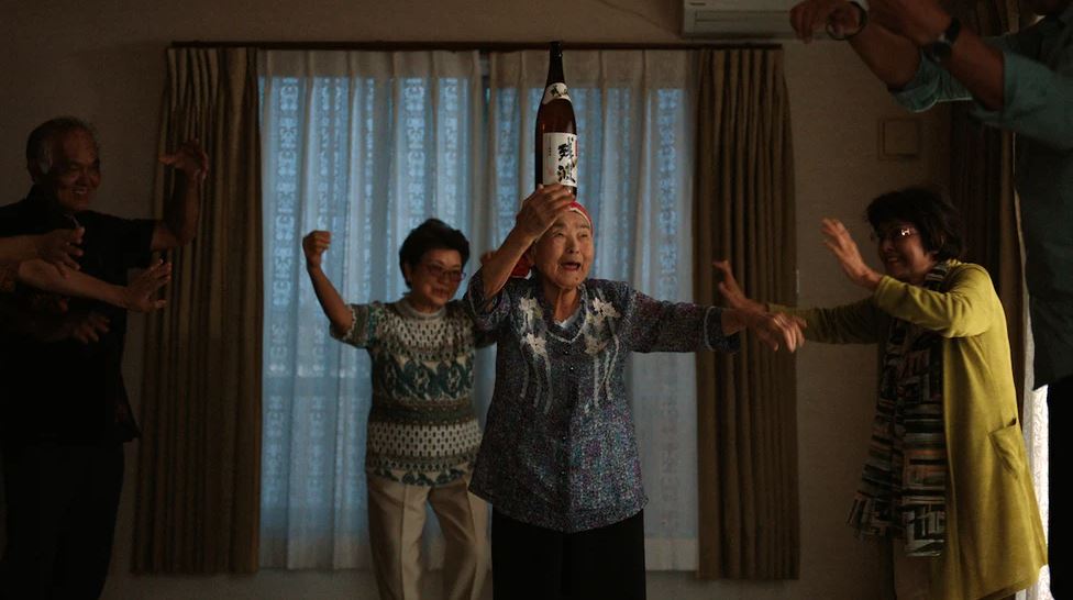 Secretul longevităţii dezvăluit într-un documentar Netflix: „Cel mai bun ceai este vinul“