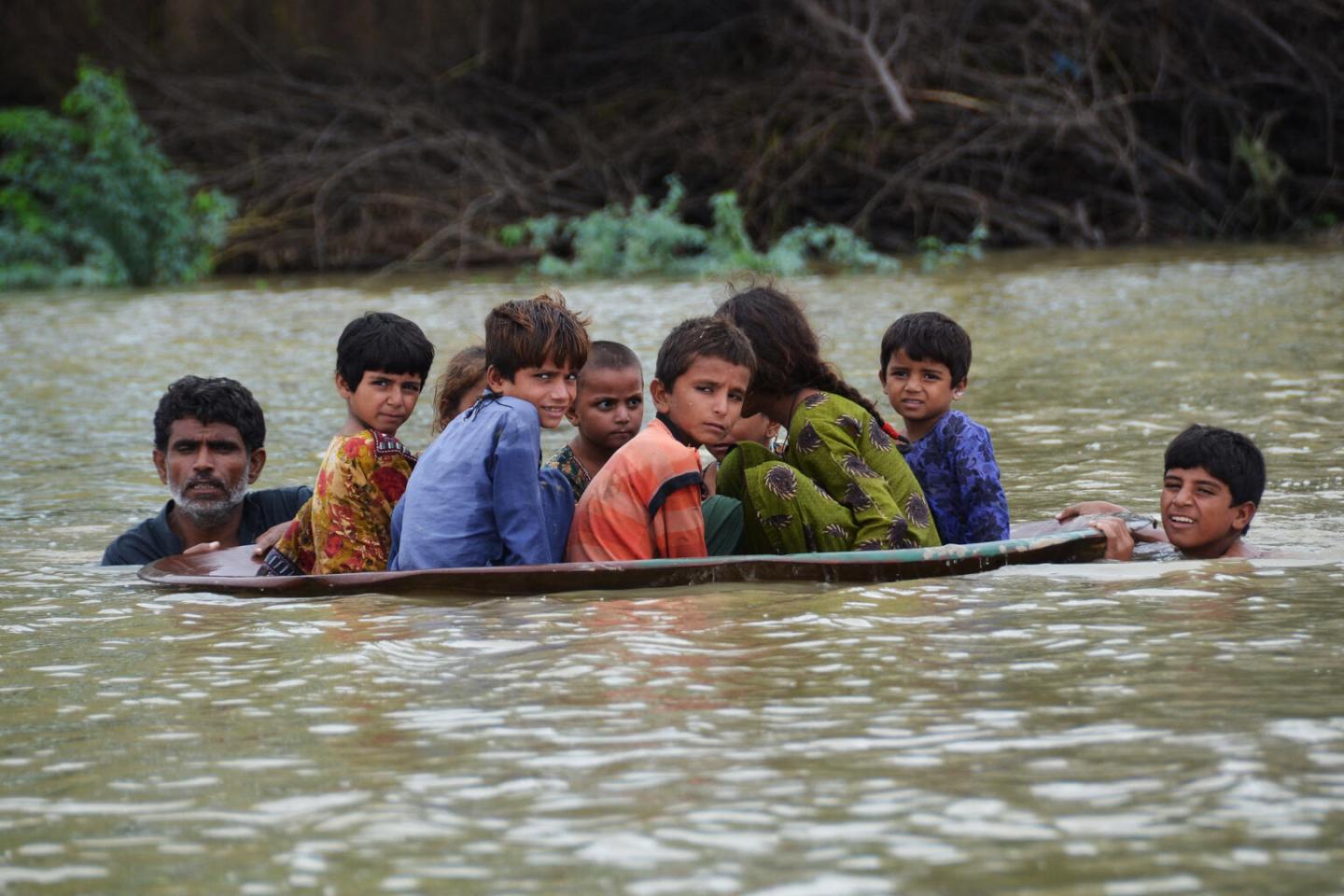 UNICEF: Milioane de copii din Pakistan au în continuare nevoie de ajutor după inundaţiile din 2022