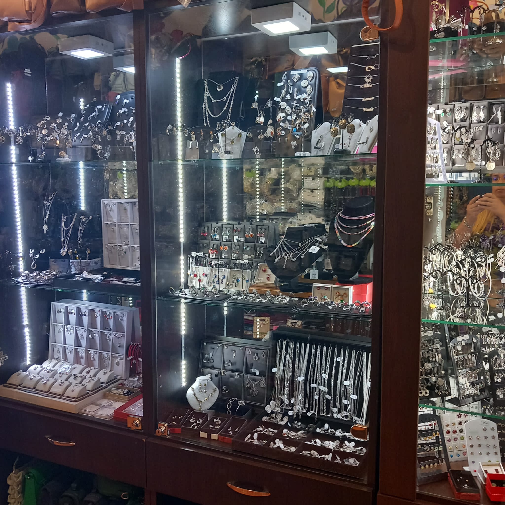 FOTO/VIDEO: Magazin din Ţiglina 1 golit de bijuterii de Protecţia Consumatorilor