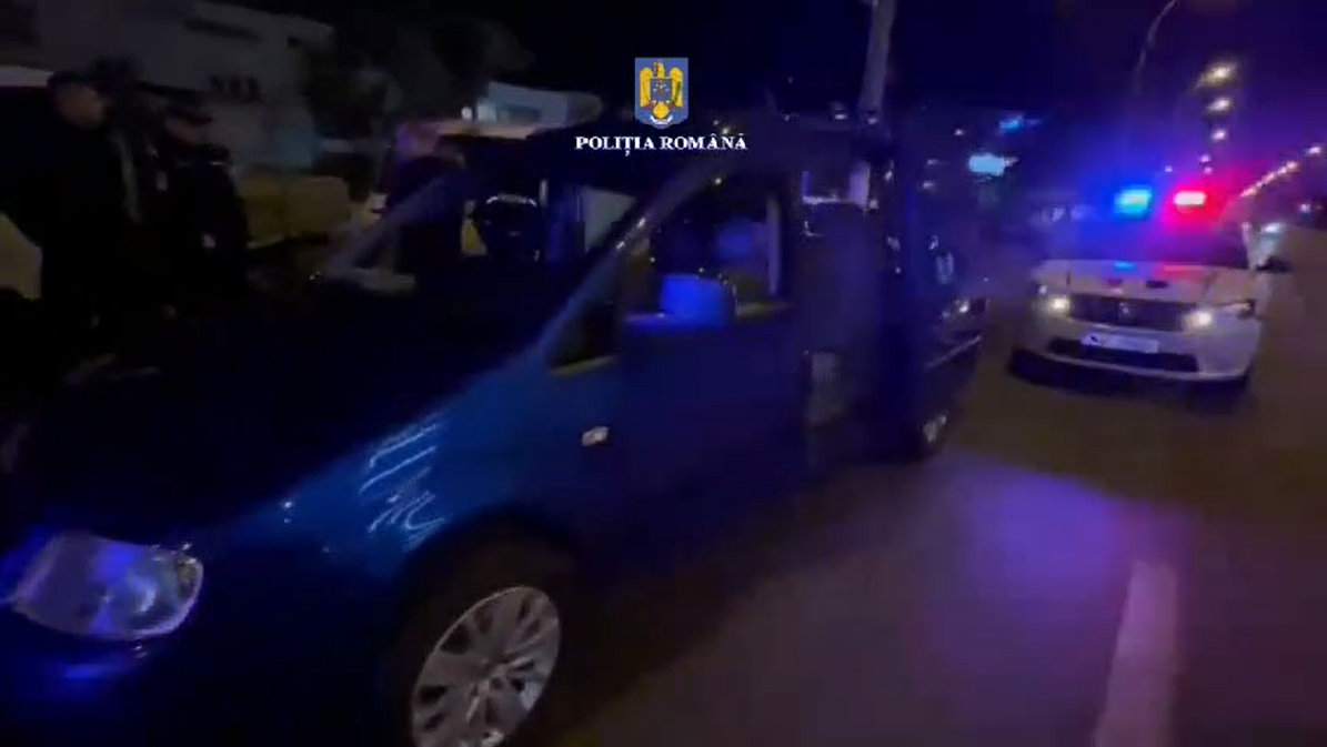 Gălăţeni opriţi de poliţie în trafic, au aruncat drogurile geam (FOTO/VIDEO)