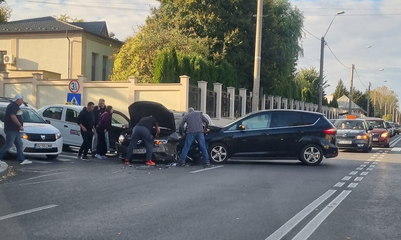 Coliziune dură pe str Traian