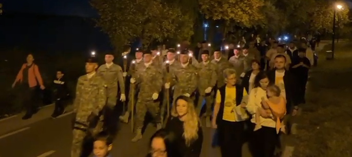 VIDEO: Retragerea cu torţe a militarilor gălăţeni de Ziua Armatei Române