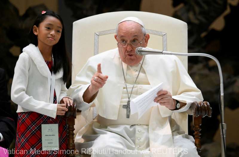 Papa Francisc, sfat pentru copii: «Beţi un pahar cu apă când sunteţi nervoşi!»