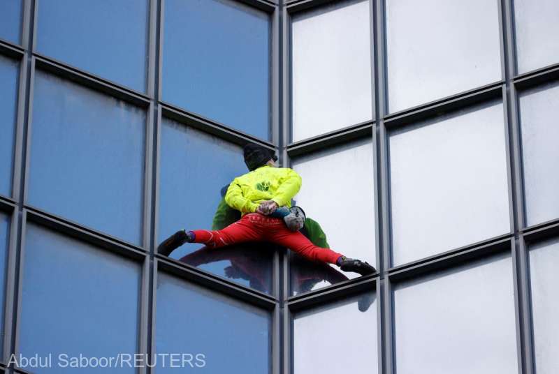 ''Spidermanul francez'' a escaladat un zgârie-nori pentru a transmite un mesaj de pace