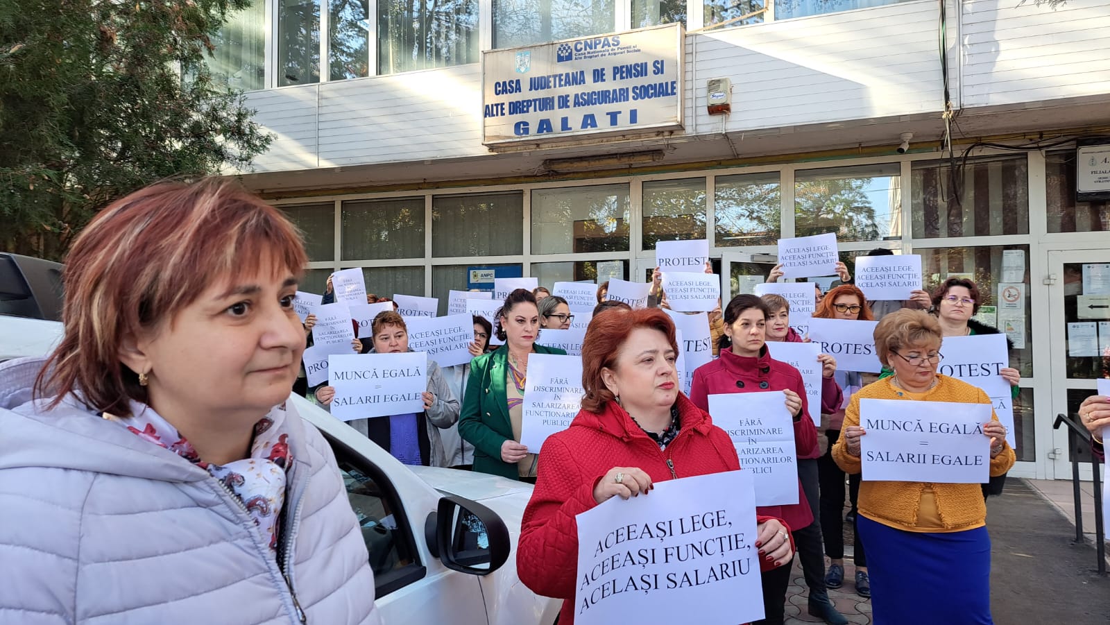 FOTO: Angajaţii Casei de Pensii Galaţi, din nou în stradă: «Avem cele mai mici salarii din sectorul bugetar!»