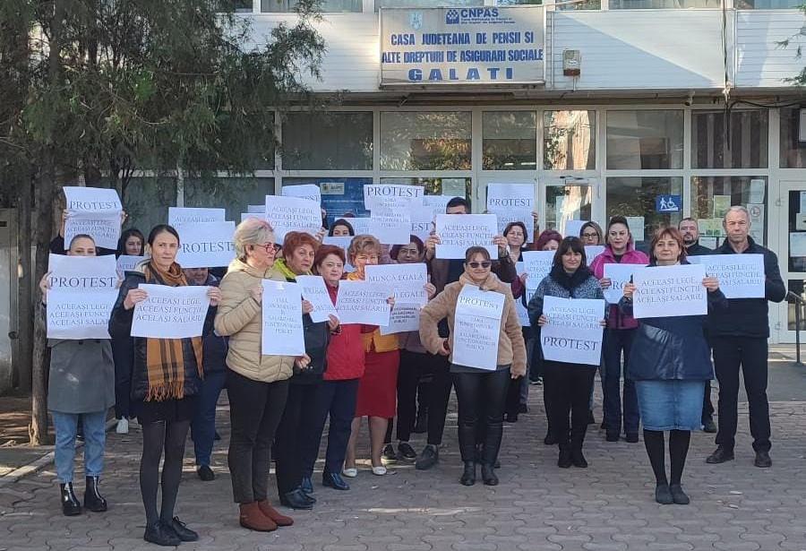 VIDEO: O nouă zi de protest la Casa Judeţeană de Pensii din Galaţi