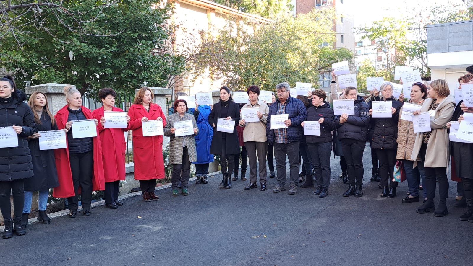 VIDEO: Angajaţii DSP Galaţi continuă protestul - UPDATE