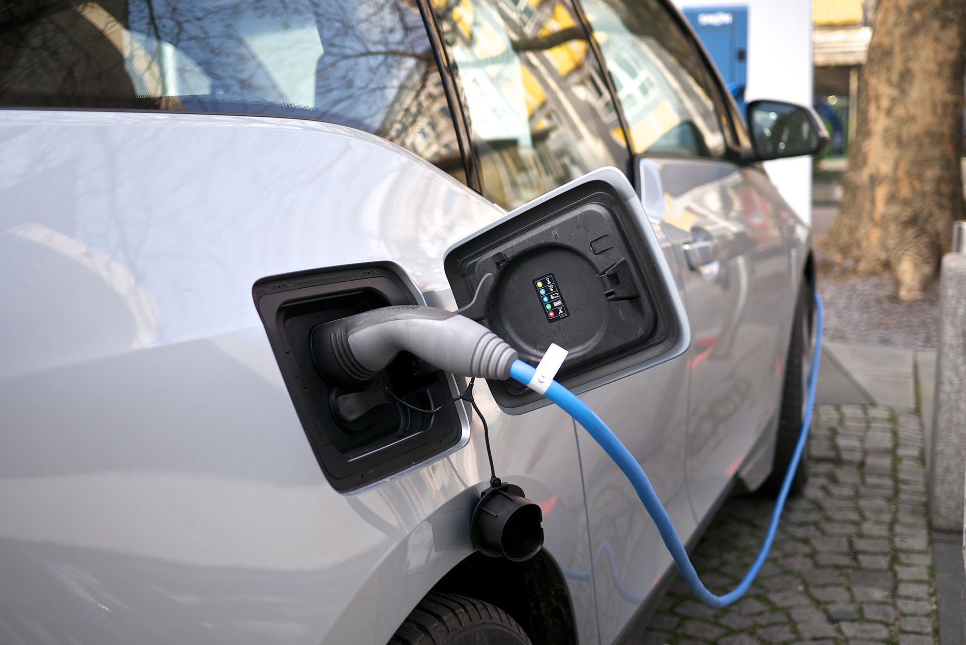 În ce măsură vehicule electrice accelerează finalul erei petroliere - analiză Reuters