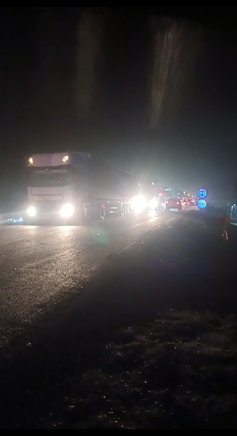 VIDEO: Cozi uriașe în zona accidentului de la Șendreni