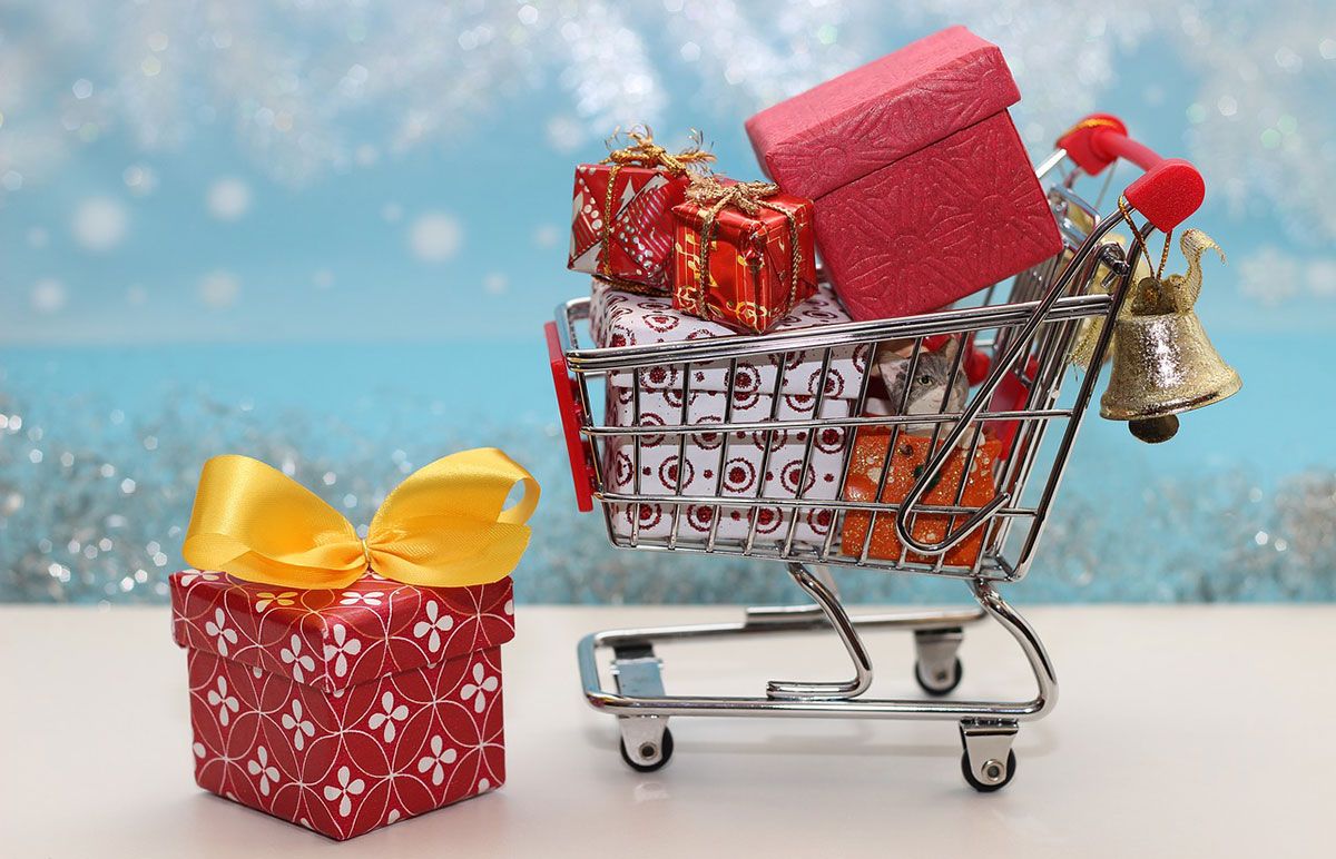 Mai mult de jumătate dintre români ar aloca pentru cadourile de Crăciun între 50 şi 200 de euro