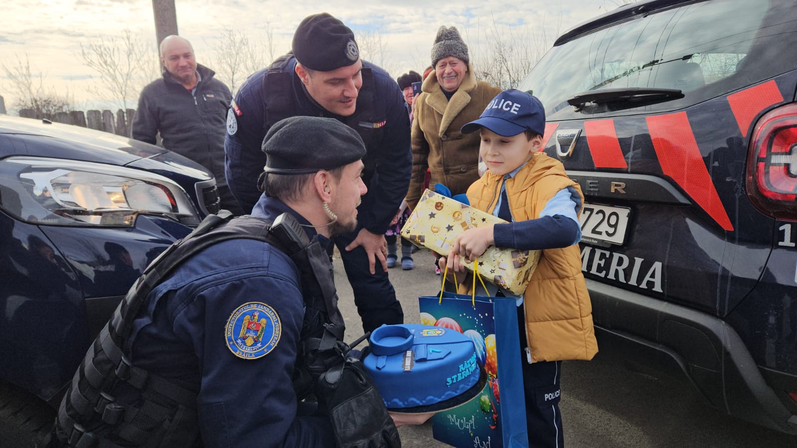 VIDEO: Surpriză uriaşă pentru Răzvan, un băieţel de 7 ani din Brăila. De ziua lui, a fost "Jandarm pentru o zi"