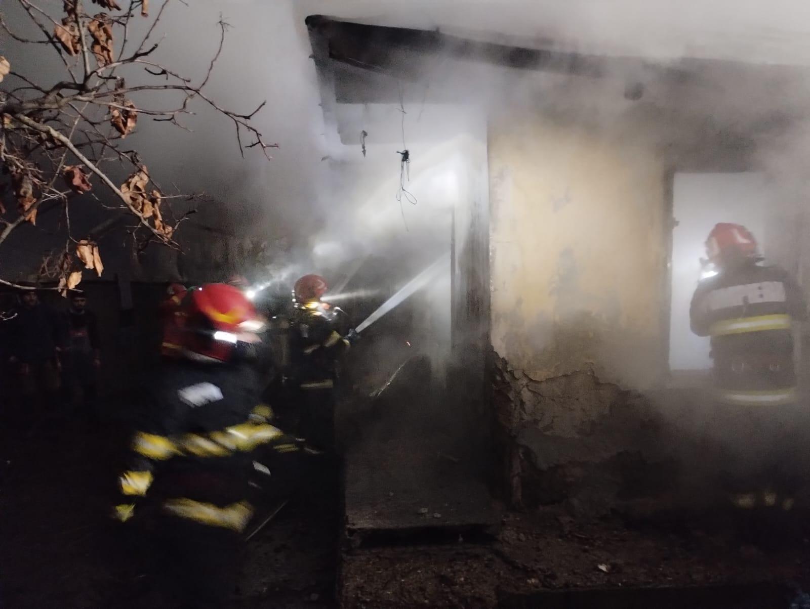 FOTO: Ars de viu în casa cuprinsă de flăcări! Tragedie la Negrileşti, Galați