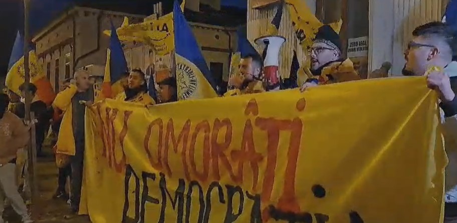 Protest AUR Galaţi la sediul PSD cu lumânări şi afişe pe geamuri