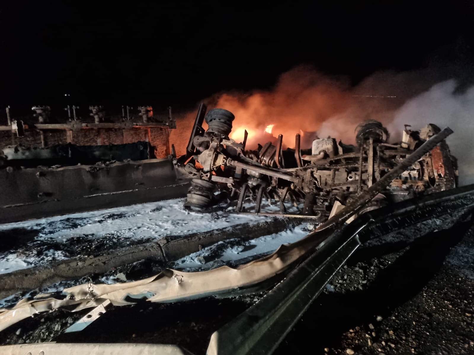 Incendiu la Brăila: Cisternă cu motorină răsturnată; şoferul, ars de viu în cabină