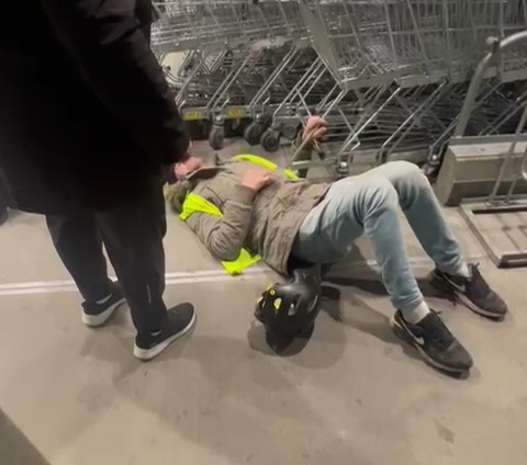 Galați: Bărbat agresat la ieșirea din supermarket (VIDEO)