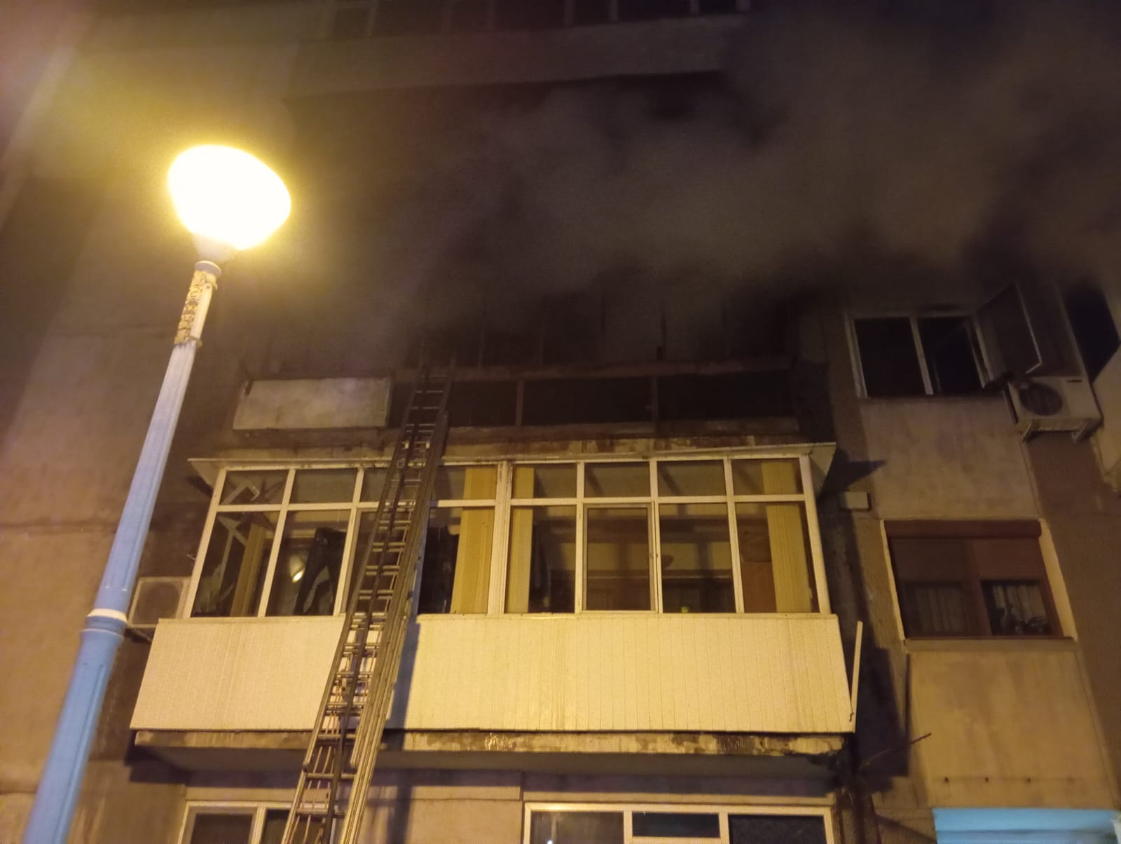VIDEO: Apartament în flăcări la Galaţi. Locatari evacuaţi de pompieri