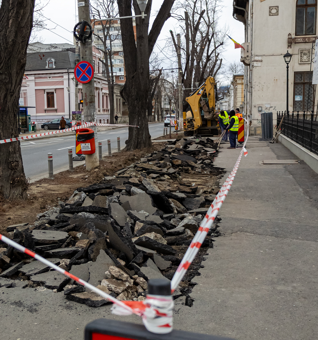 Lucrări pe Domnească. Se montează Aleea Celebrităţilor (Walk of Fame)