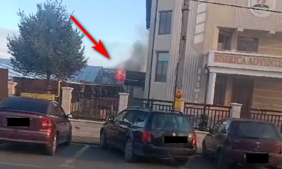 Incendiu la Matca! Un solar a luat foc; flăcările s-au extins la o casă (VIDEO)