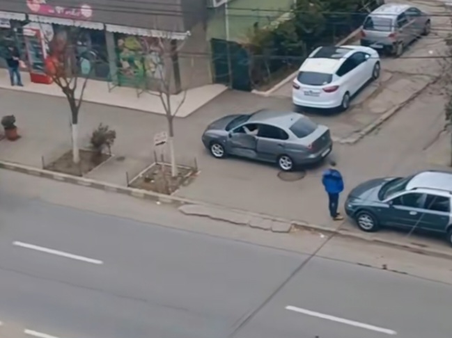 UPDATE | Galați: A intrat cu mașina în tramvai și a plecat pe trotuar (VIDEO)