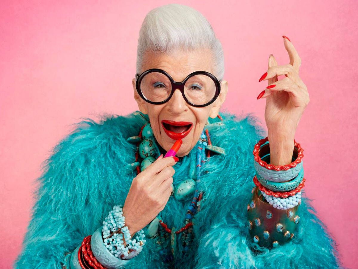 "Starleta geriatică" a modei a încetat din viaţă la vârsta de 102 ani