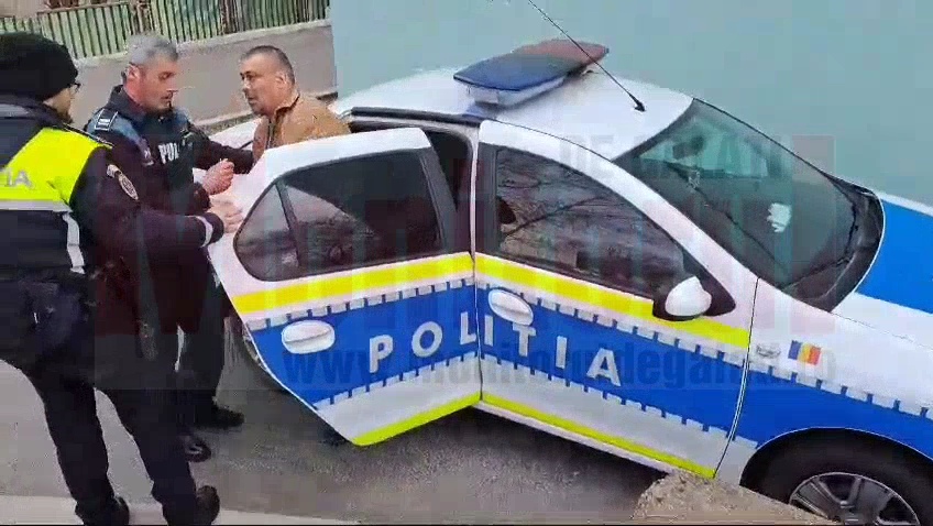 VIDEO: Un alt polițist local din Galați, lovit de un bărbat chiar în curtea secției de poliție