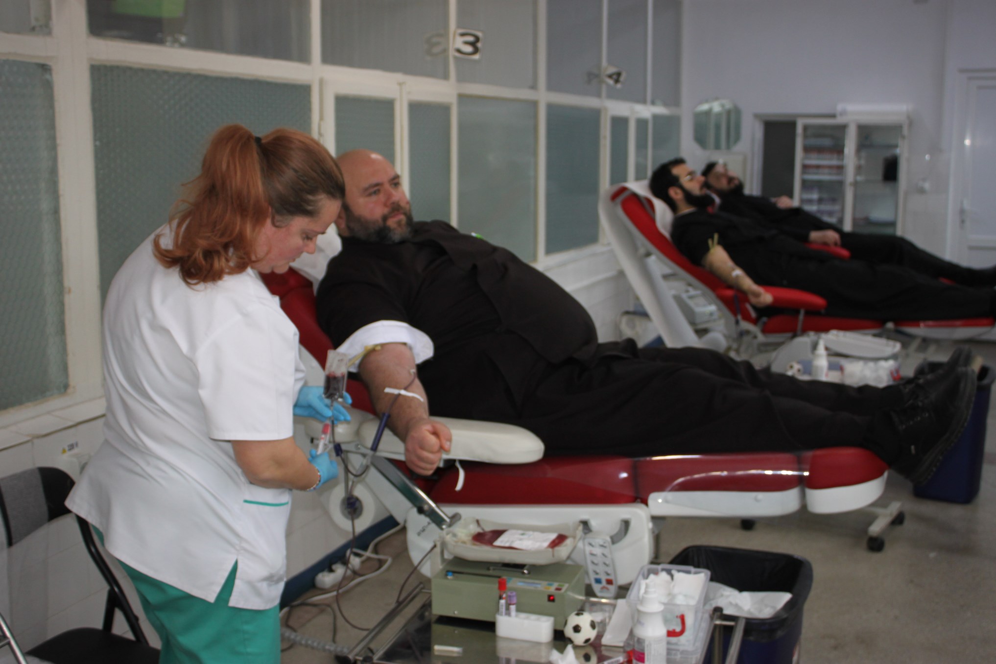 FOTO: Preoţi, tineri studenți și credincioşi din Brăila au donat sânge pentru semenii bolnavi