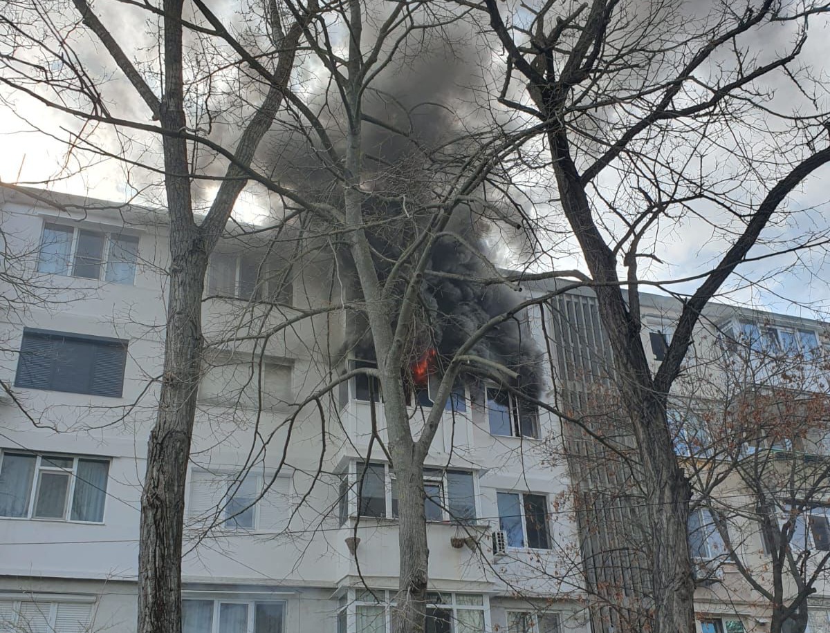 VIDEO: Incendiu la bloc în Galați. Locatari evacuați cu autoscara