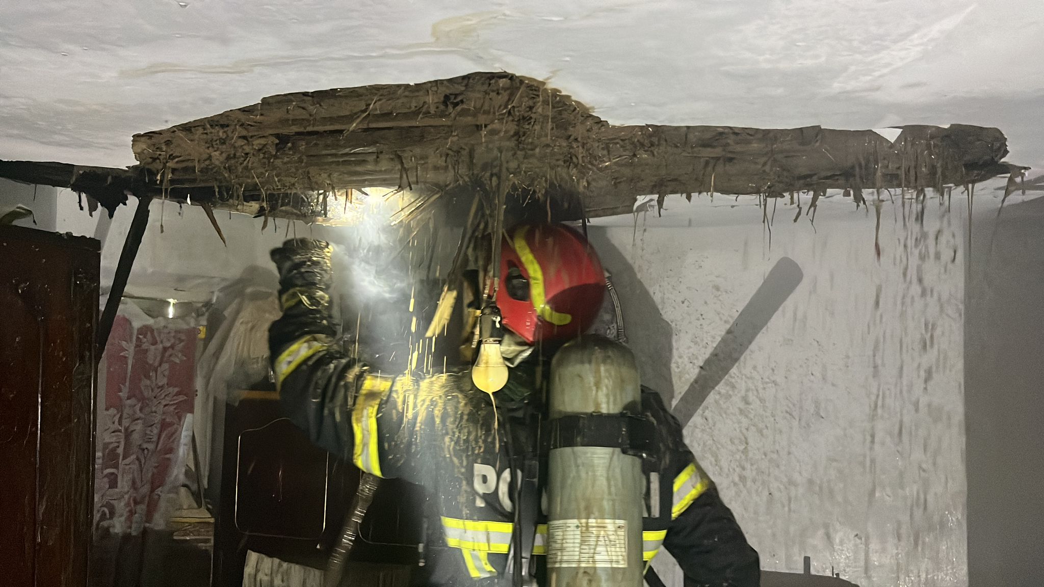 VIDEO: Incendiu la o casă din Tulcea! Pompierii au intervenit de urgenţă