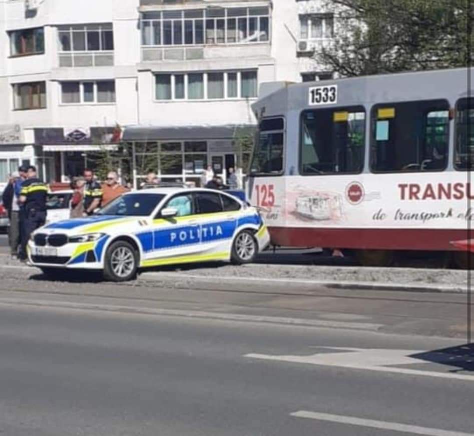 FOTO: Maşină de poliţie lovită de tramvai în Galaţi