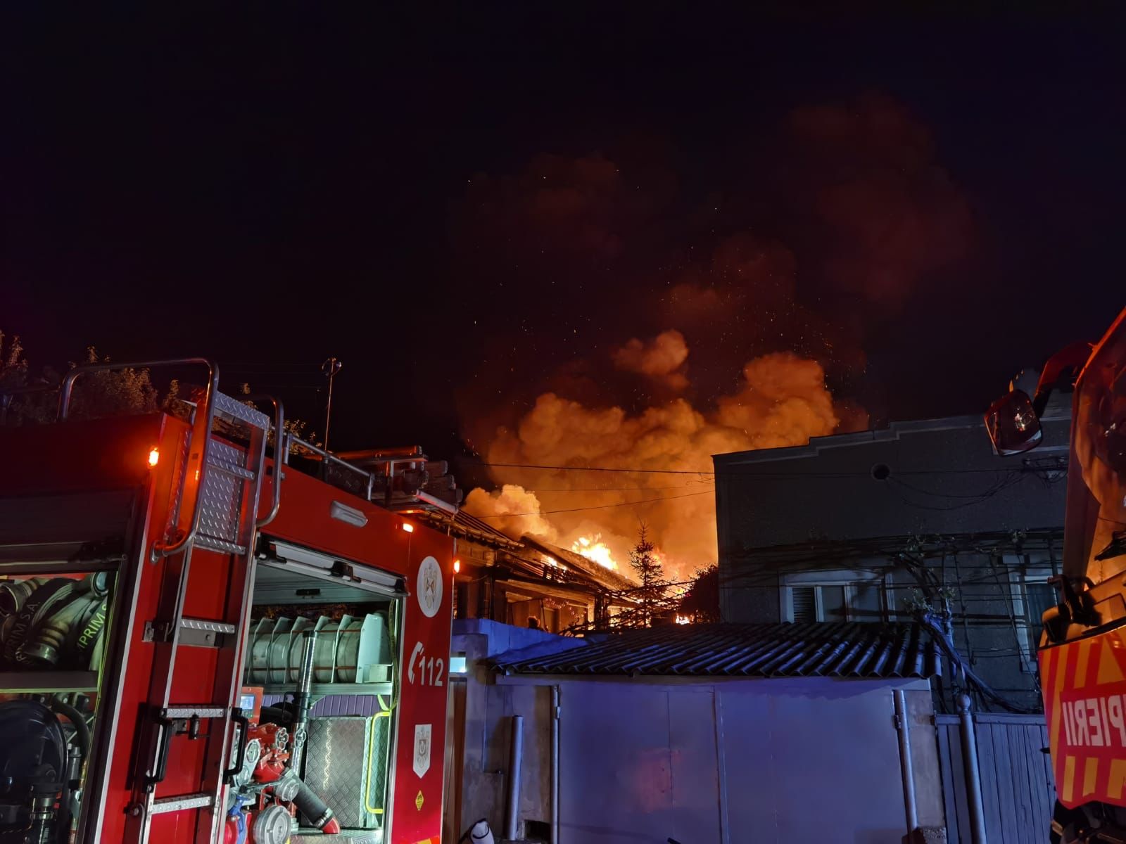 VIDEO: Incendiu uriaş la o gospodărie din Tulcea