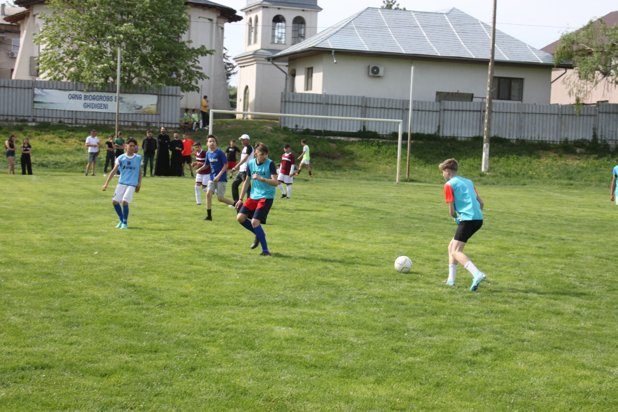 Tinereţe şi credinţă: Campionat şcolar de fotbal la Ghidigeni (FOTO)
