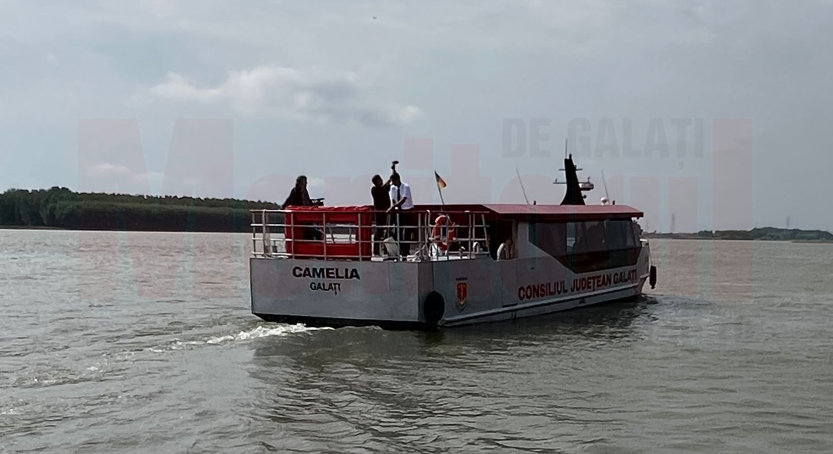 FOTO: Plimbări pe Dunăre cu vaporaşul CJ Galaţi, până la Podul Suspendat şi Insula Cailor
