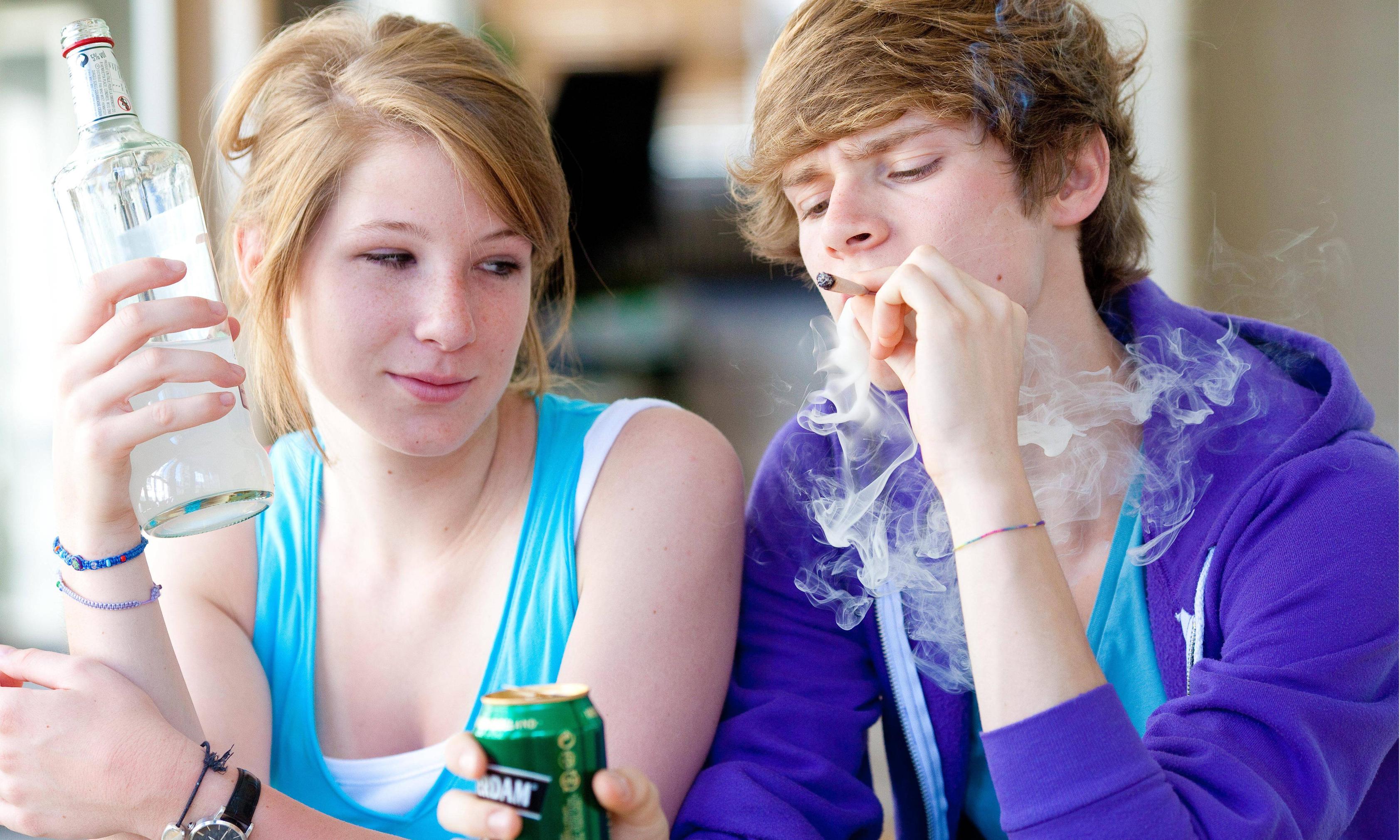 Tot mai mulţi tineri beau şi fumează. OMS se arată îngrijorat