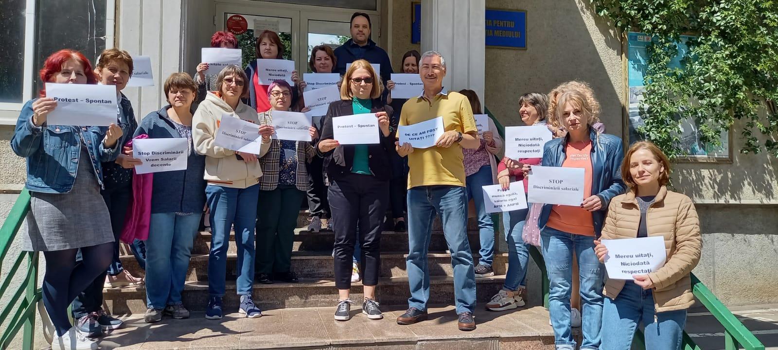 FOTO: Protest spontan la Agenţia pentru Protecţia Mediului Galaţi