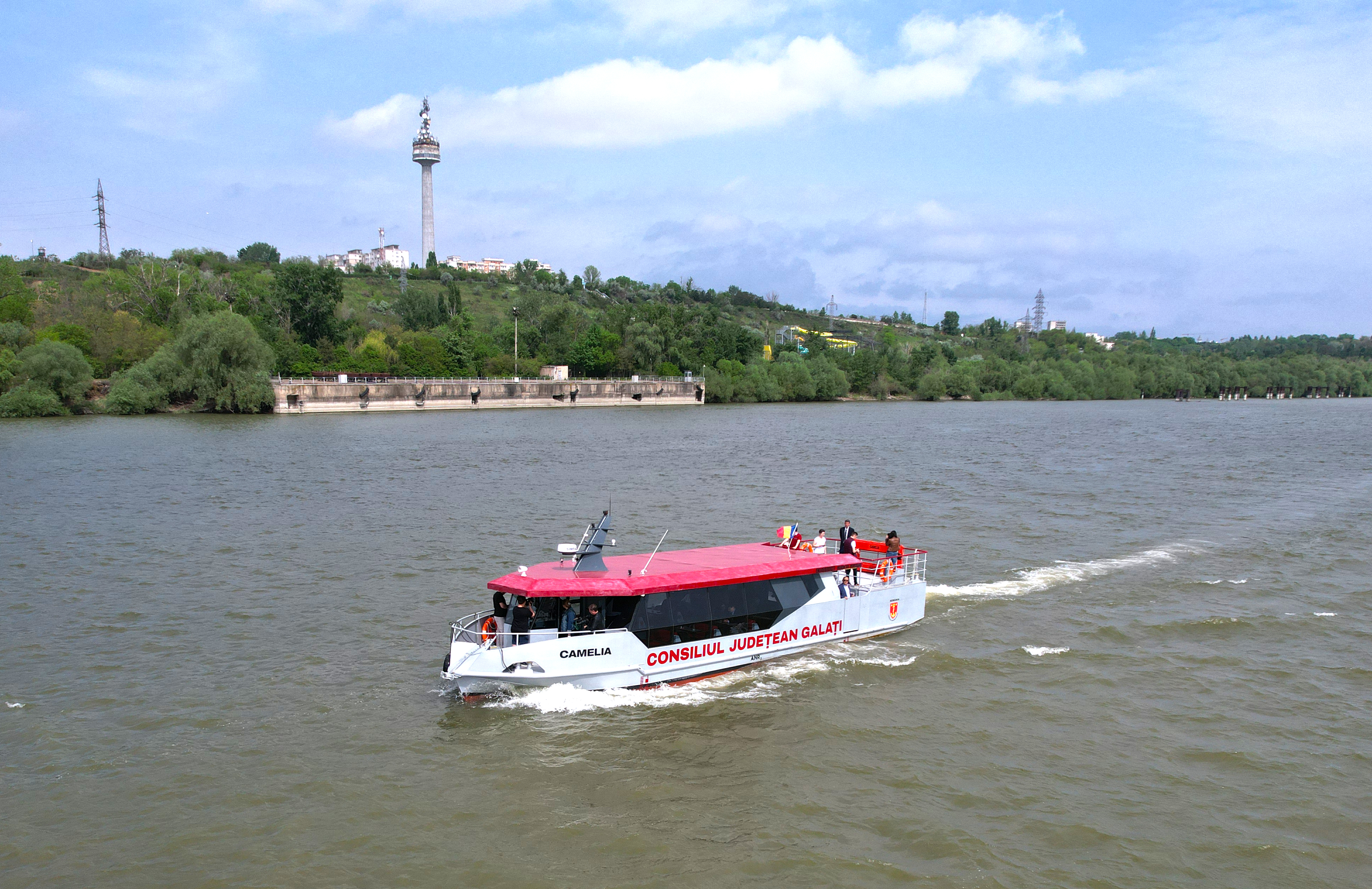 De joi, „CAMELIA” plimbă din nou gălăţenii pe Dunăre