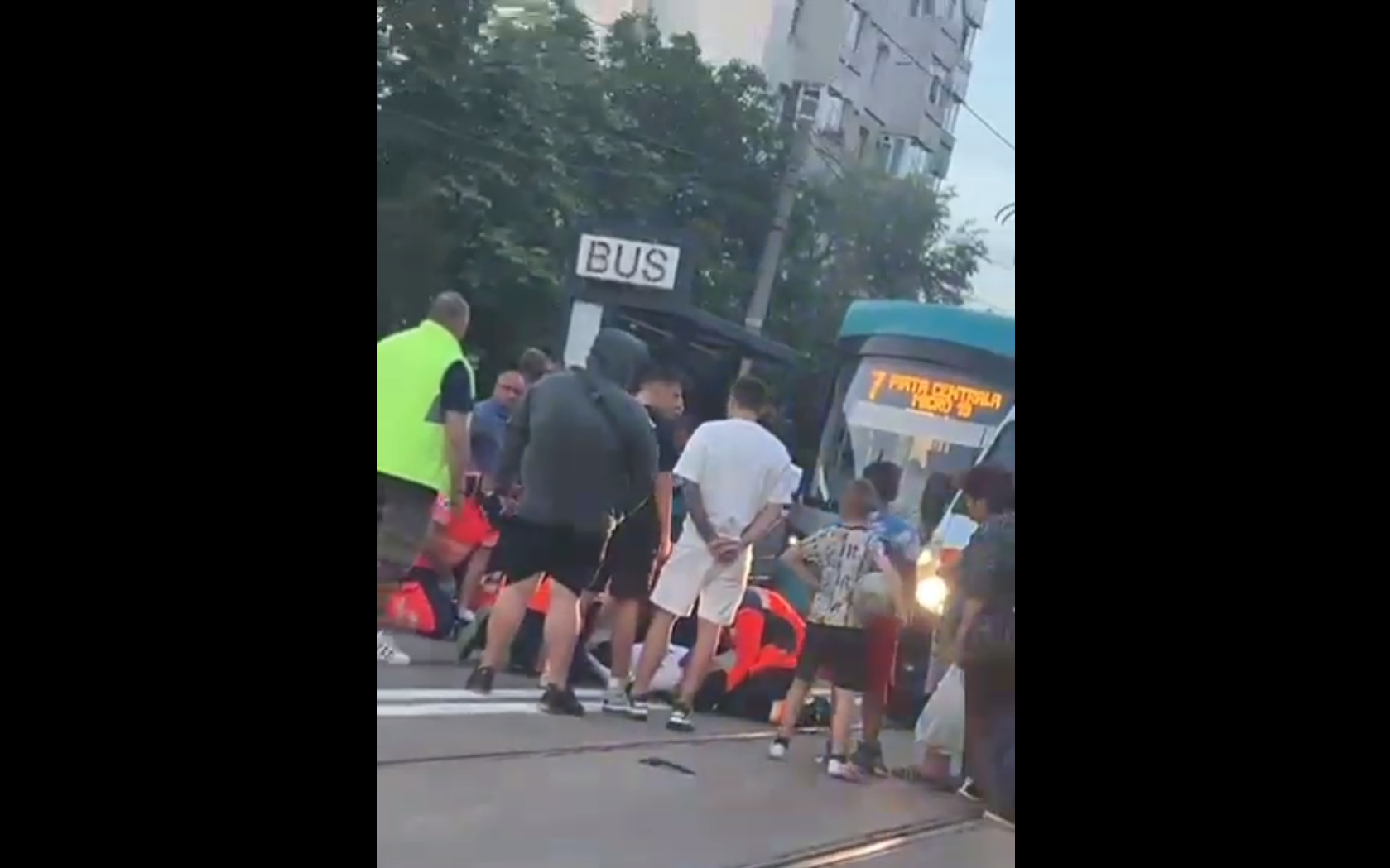 VIDEO: Gălăţean izbit de maşină după ce a coborât din tramvai