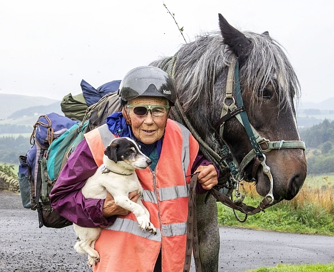 O pensionară de 80 de ani din Anglia face anual un tur călare de peste 900 kilometri