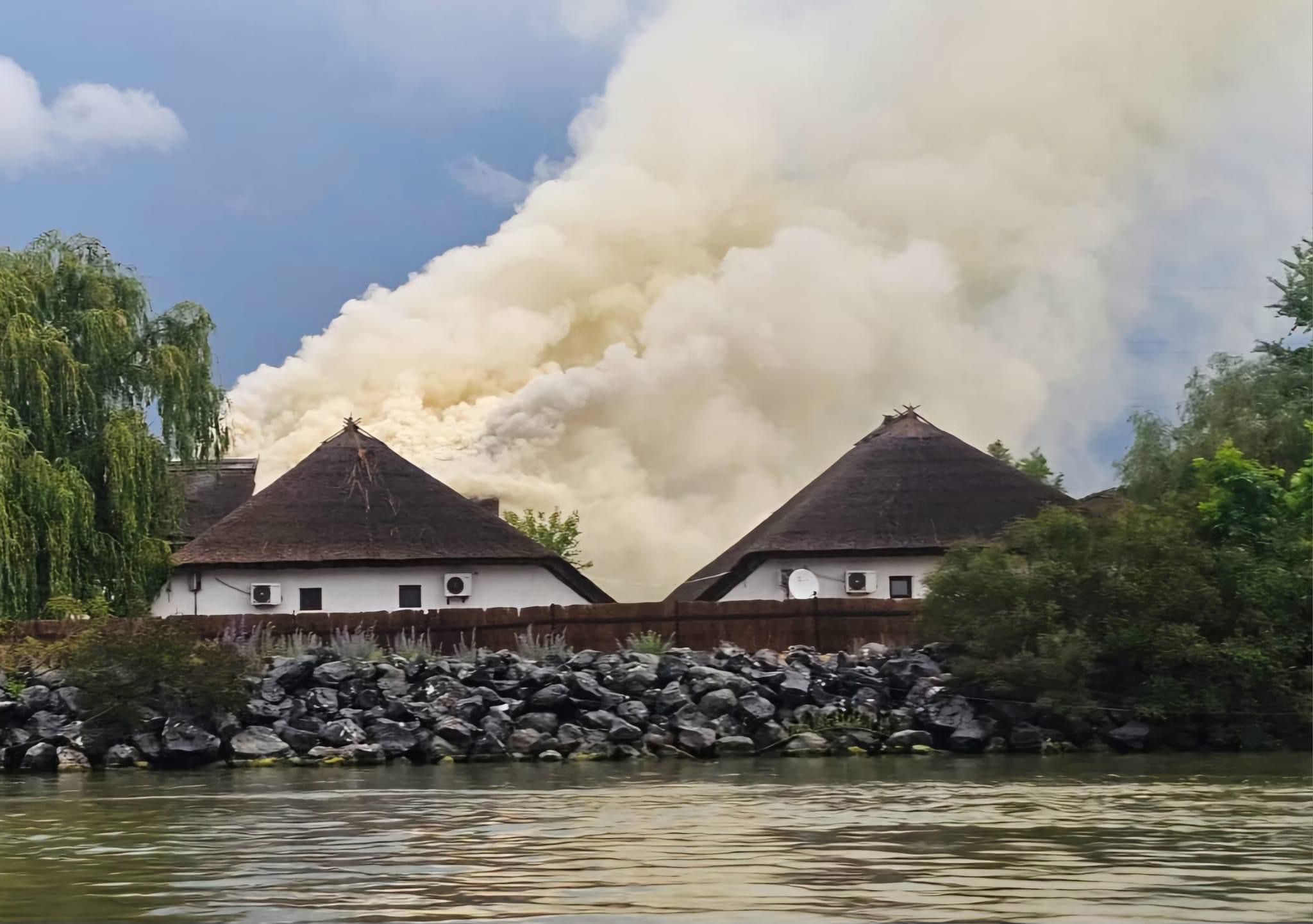 VIDEO: Resort în flăcări la Tulcea! Pompierii intervin la faţa locului (UPDATE)