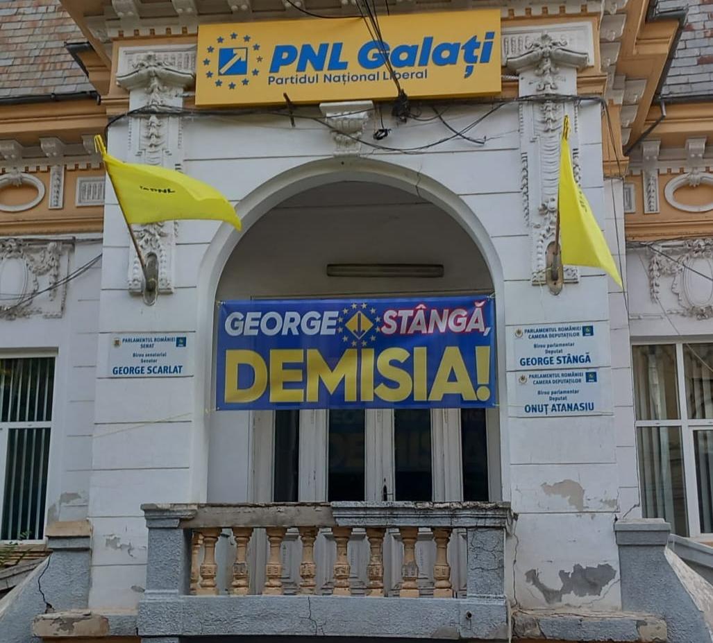 Poza zilei la Galaţi! «GEORGE STÂNGĂ, DEMISIA!» flutură la intrarea partidului PNL Galaţi