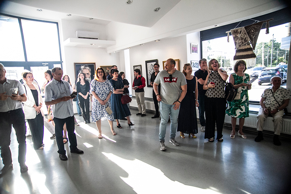 FOTO: 51 de pictori, graficieni şi sculptori reuniţi la "Salonul de vară al artiştilor plastici din Galaţi"