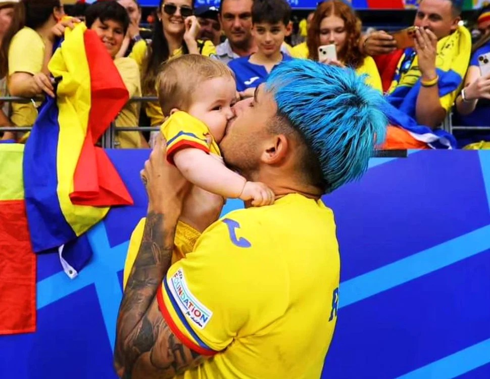 «Un tată fericit!» Andrei Raţiu şi-a sărutat bebeluşul în faţa zecilor de mii de fani