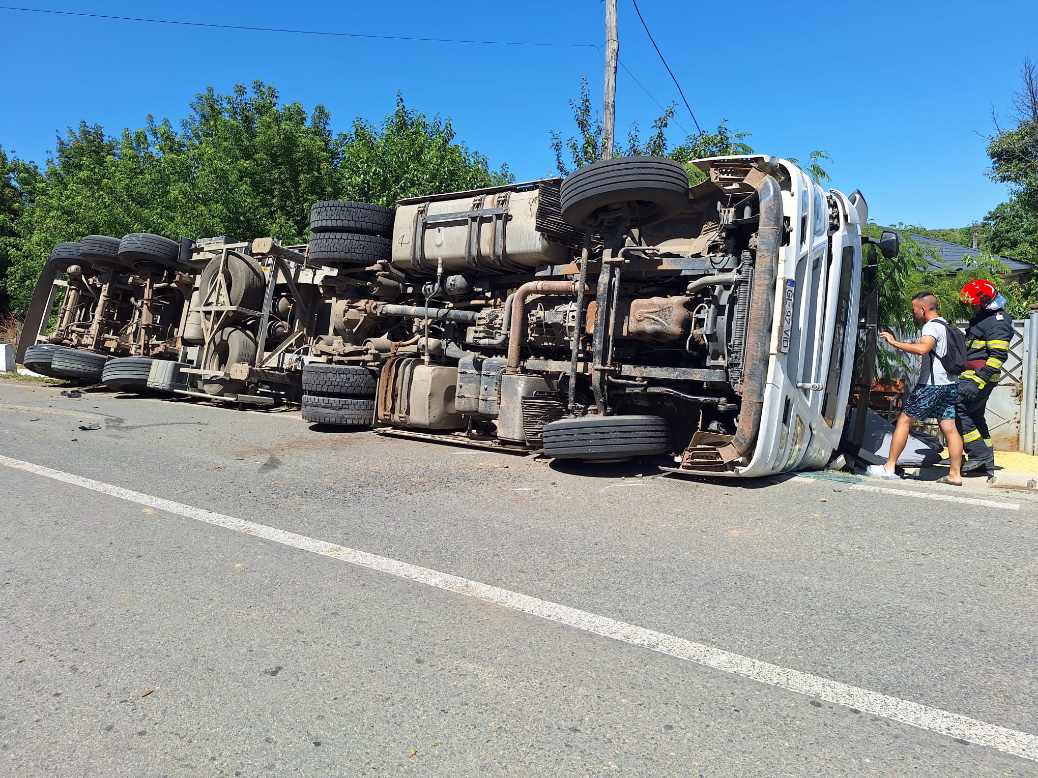 Galați: Tir încărcat cu cereale, răsturnat la Gănești! Șoferul, transportat la spital (FOTO)