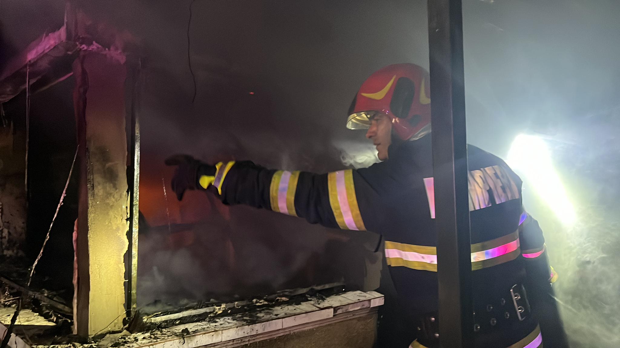 VIDEO: Un bărbat din Niculiţel, Tulcea, şi-a dat foc la casă