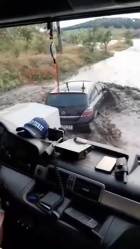 VIDEO: Mașini surprinse de viitură, la Tulcea