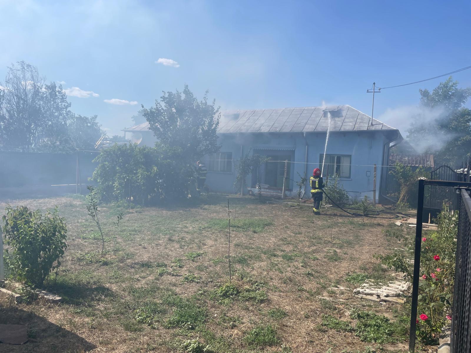 Pompierii tulceni se luptă simultan cu 4 incendii