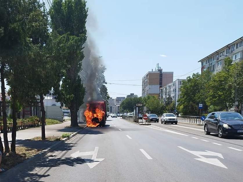 VIDEO: Incendiu în trafic! O autoutilitară plină cu peturi a ars, în Micro 21  